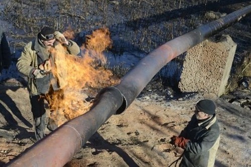 Công nhân sửa chữa một đoạn ống dẫn khí bị hư hại trong giao tranh giữa quân đội Ukraine và phe ly khai ở làng Krasnyi Pakhar, vùng Donetsk, hôm 23/11. 