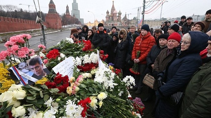 Người dân Nga đặt hoa và nến tưởng niệm tại nơi cựu Phó Thủ tướng Boris Nemtsov bị bắn chết. Ảnh: Getty Images