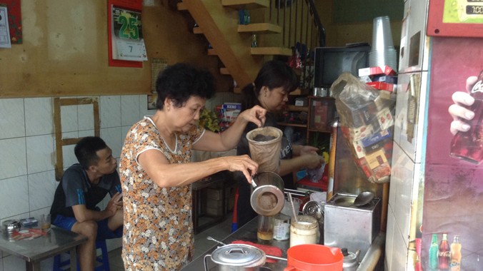 Bà Phạm Ngọc Tuyết đang lọc cà phê bằng vợt cho khách