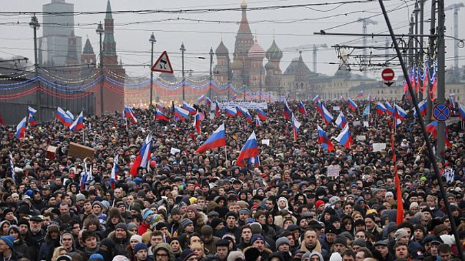 Hàng chục ngàn người tuần hành tại Mátxcơva sau vụ ông Boris Nemtsov bị bắn chết. Ảnh: AP