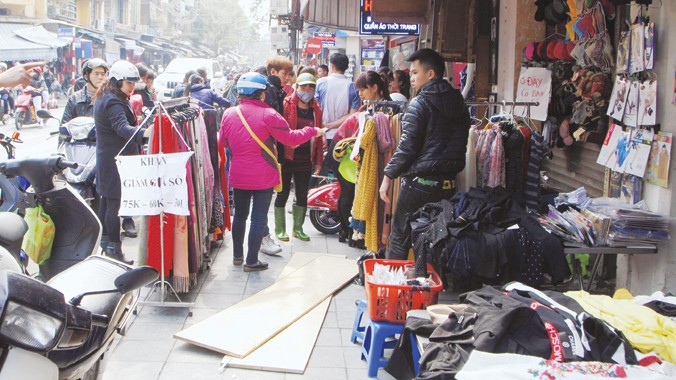 Cảnh buôn bán hết sức nhếch nhác tại nhiều tuyến phố văn minh thương mại như Hàng Đào - Đồng XuâN. Ảnh: MT