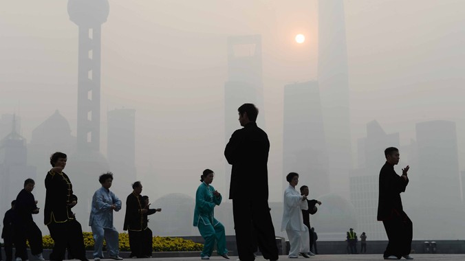 Người dân Trung Quốc đang tập dưỡng sinh trong bầu không khí cực kỳ ô nhiễm. Ảnh: Business Times