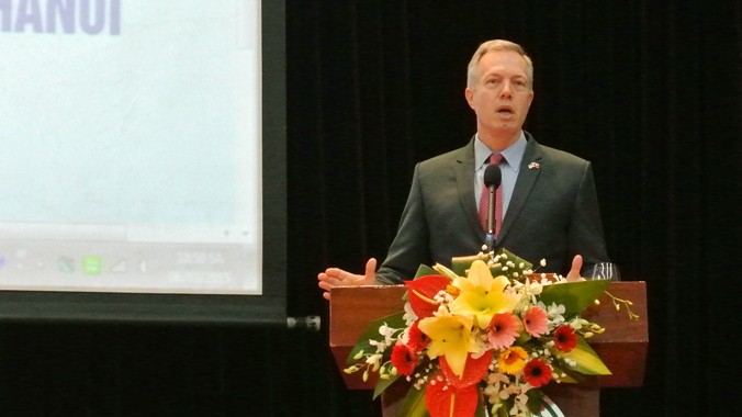 Đại sứ Mỹ Ted Osius phát biểu tại Đại học Quốc gia Hà Nội hôm 6/3. Ảnh: Trúc Quỳnh