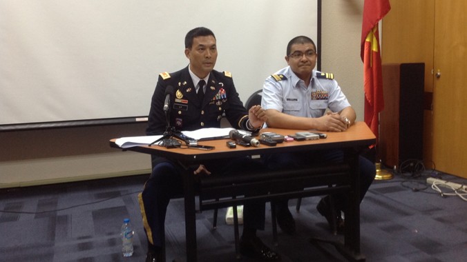 Thiếu tá Lý V. Thắng (trái) và thiếu tá Antuzo Perez tại cuộc họp báo