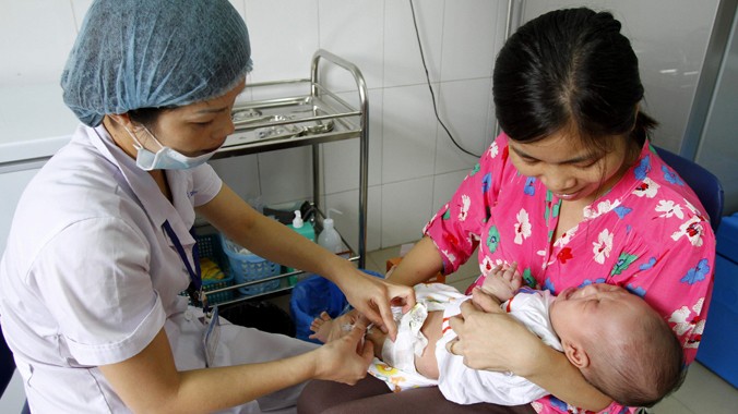 Trẻ em được tiêm vắc-xin tại Trung tâm Y tế dự phòng Hà Nội . Ảnh: Như Ý