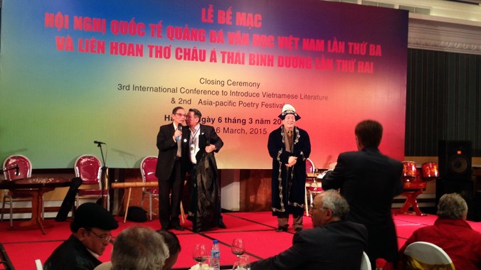 Quang cảnh lễ bế mạc. Chủ tịch Hội Nhà văn Việt Nam trong trang phục dân tộc mà đoàn nhà thơ Nga tặng