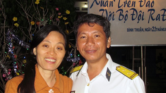 Vợ chồng trung tá Nguyễn Hữu Ngọc trong buổi giao lưu đón xuân Ất Mùi 