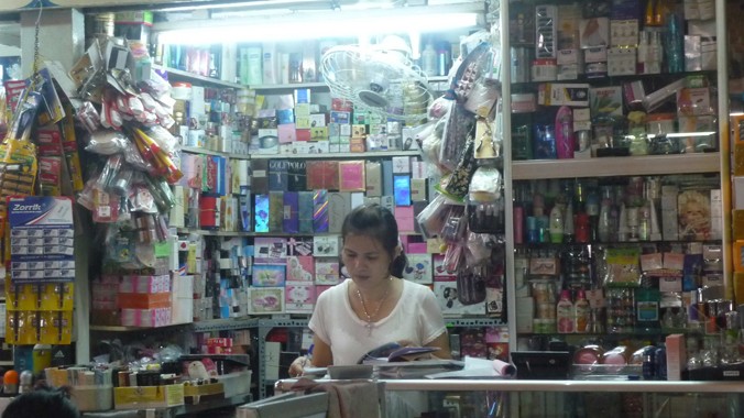 Mỹ phẩm trôi nổi bán đầy chợ Tân Bình, TPHCM. Ảnh: Lê Nguyễn