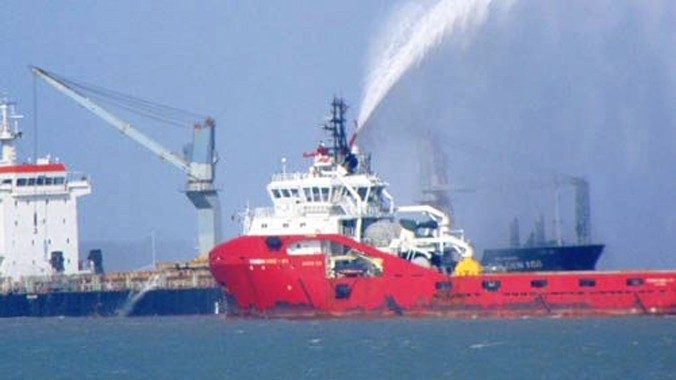 Tàu của Trung tâm Phối hợp tìm kiếm cứu nạn hàng hải Việt Nam (VMRCC) phun nước chữa cháy cho tàu Golden. Ảnh: VMRCC cung cấp