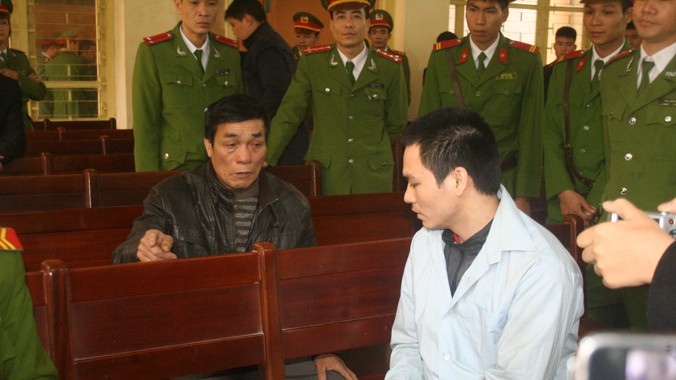Lý Nguyễn Chung và bố tại phiên tòa