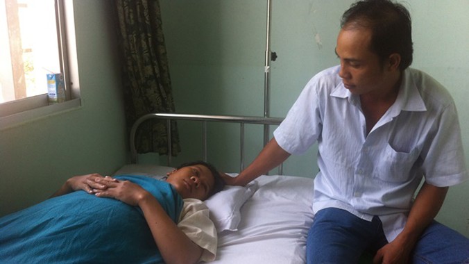 Anh Nguyễn Thanh Hải (30 tuổi) đang an ủi vợ Trần Thị Thùy Trúc tại bệnh viện, khi họ vừa mất đi con trai . Ảnh: Q.N