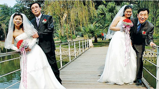 Hai cặp vợ Việt chồng Hàn Ảnh: New York Times