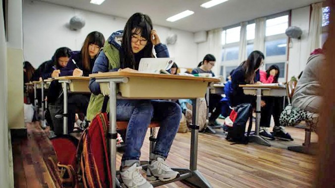 Hàng ngàn học sinh châu Á vừa lỡ cơ hội du học Mỹ. Ảnh: Washington Post