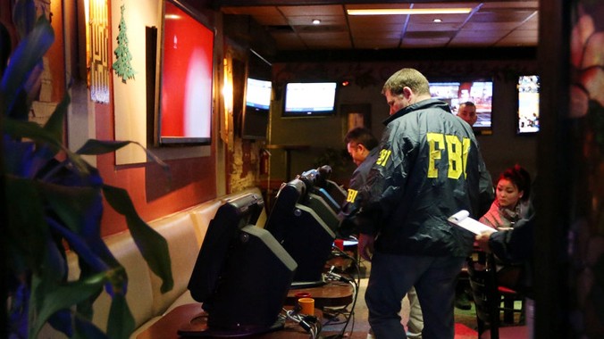 Nhân viên FBI xem xét dãy máy đánh bạc, chơi game trái phép tại quán café Xinh Xinh 