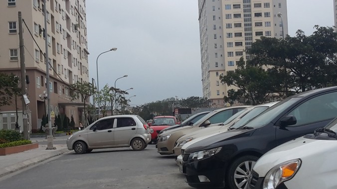 Xe ô tô bủa vây khu nhà ở xã hội Sài Đồng (Long Biên, Hà Nội)