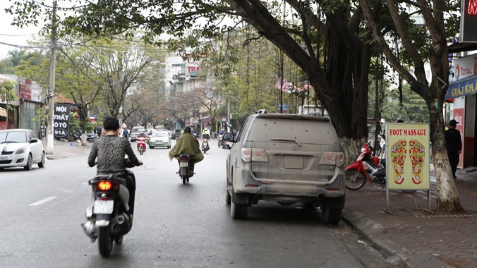 Bùn đất bọc kín xe hơi che mất cả biển số trên đường Hà Nội . Ảnh: Hồng Vĩnh