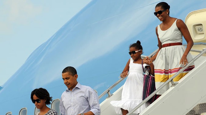 Gia đình tổng thống Obama đi nghỉ bằng chuyên cơ