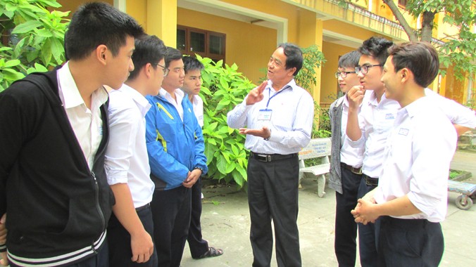 Thầy Phan Văn Tánh trò chuyện trong buổi sinh hoạt ngoại khóa với học sinh