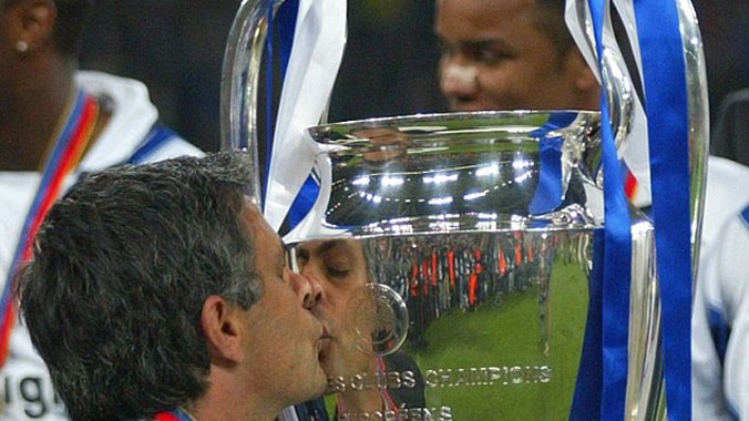 Jose Mourinho hôn lên chiếc cúp Champions League trong lần đầu ông đoạt được nó cùng Porto năm 2004 . Ảnh: Getty Images