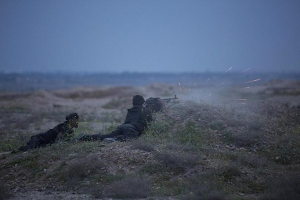 Một nhóm chiến binh người Shi'ite với tên gọi Hashid Shaabi đang chiến đấu với phiến quân IS.