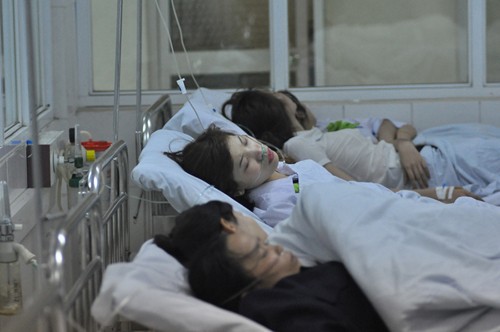 Hàng chục người ngất xỉu ở BigC được đưa vào bệnh viện điều trị.