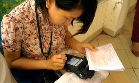 Máy P.O.S cầm tay in biên nhận cho khách sẽ thay thế cho hóa đơn điện dạng giấy 