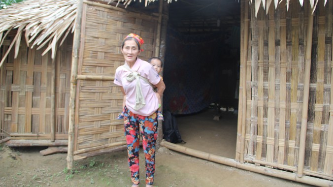 Nữ cựu thanh niên xung phong Phạm Thị Lưu bên căn nhà của mình