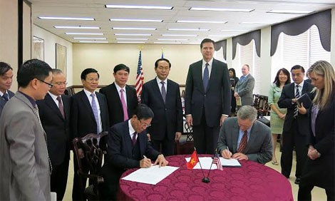 Bộ trưởng Trần Đại Quang và ngài James Comey chứng kiến lễ ký Thư thỏa thuận về việc FBI chuyển giao phần mềm giám định ADN cho lực lượng Cảnh sát Việt Nam. 