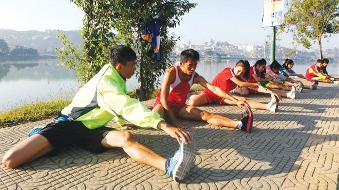 Các VĐV tích cực tập luyện trước ngày thi đấu tại việt dã lần thứ 55 năm 2014. Ảnh: Hồng Vĩnh