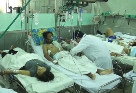 Các nạn nhân đang cấp cứu tại Bệnh viện Lộc Ninh. Ảnh: Công an Nhân dân