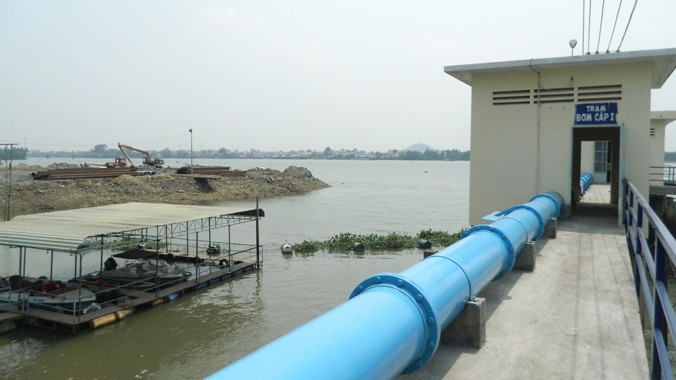 Trạm cấp nước thô nằm cạnh khu vực san lấp dự án
