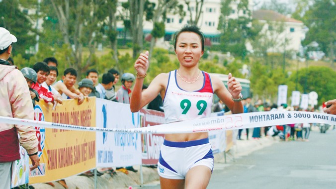 Phạm Thị Bình về đích ở đường chạy marathon báo Tiền Phong năm 2014. Ảnh: Hồng Vĩnh