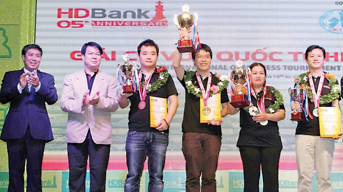 Quang Liêm (giữa) nâng cao cúp vô địch giải HDBank 2015. Ảnh: V.D