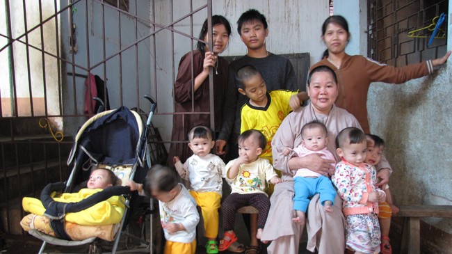 Sư cô Thích Nữ Minh Nguyên và các cháu nhỏ ở chùa