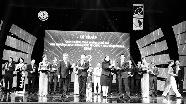 Tổng giám đốc Nam Dược Hoàng Minh Châu nhận GVCLQG 2014