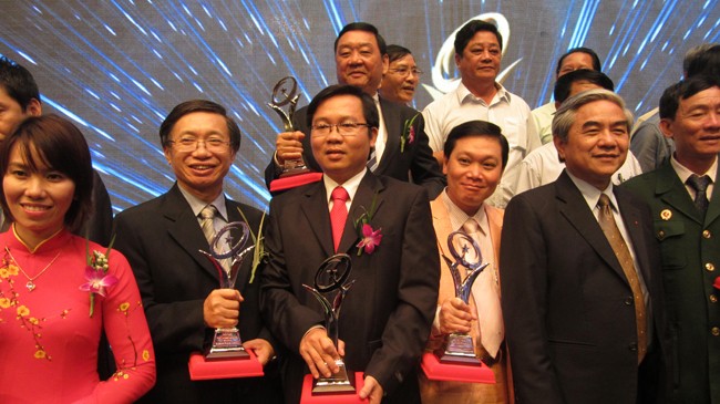 Ông Nguyễn Ngọc Hùng - Phó Tổng Giám đốc Cty Ajinomoto Việt Nam nhận Giải thưởng chất lượng quốc gia