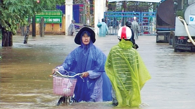 Lũ dâng cao làm ngập đường vào Trường Tiểu học số 1 Lộc Trì, Phú Lộc, TT-Huế. Ảnh: Ngọc Văn