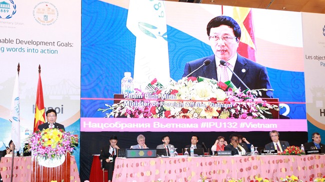 Phó Thủ tướng, Bộ trưởng Bộ Ngoại giao Phạm Bình Minh phát biểu tại Phiên thảo luận chung IPU 132 ngày 30/3 tại Hà Nội. Ảnh: TTXVN