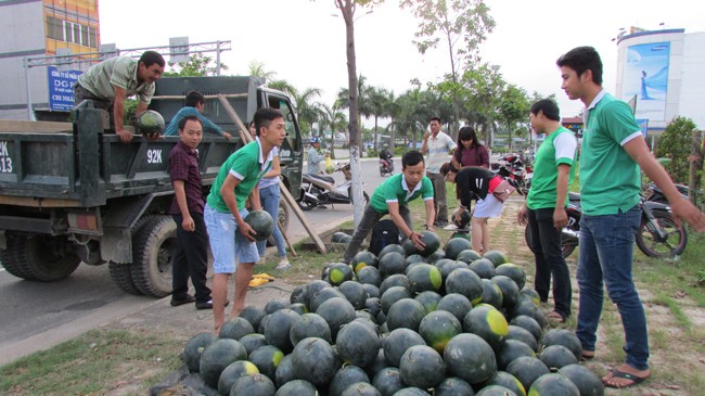 Các bạn trẻ bán dưa hấu giúp bà con bị ngập lụt ở Quảng Nam