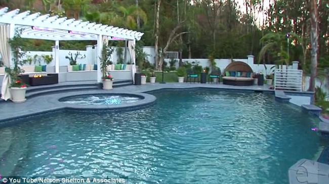 Bể bơi ngoài trời trong căn nhà 12,5 triệu USD tại Beverly Hills của Pacquiao. Ảnh: Youtube