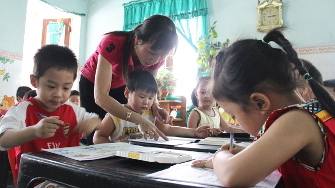 Cô Trần Thị Kim Dung hướng dẫn các em học bài