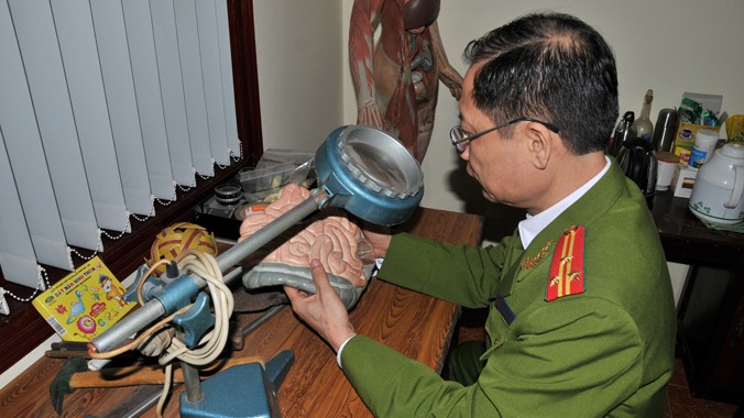 Thượng tá Trần Ngọc Sơn giới thiệu kỹ thuật khám nghiệm pháp y. Ảnh: Tuấn Nguyễn