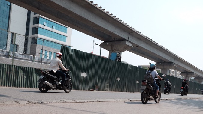 “Con lươn” trên đường Nguyễn Trãi gây nguy hiểm cho người đi xe máy. Ảnh: Trần Hoàng