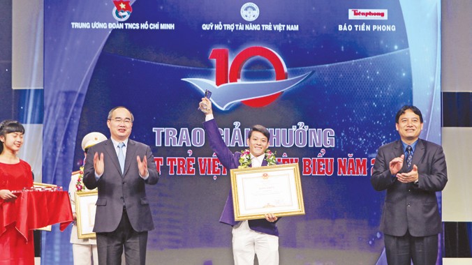 Thạch Kim Tuấn nhận giải thưởng 10 gương mặt trẻ Việt Nam tiêu biểu năm 2014. Ảnh: Như Ý