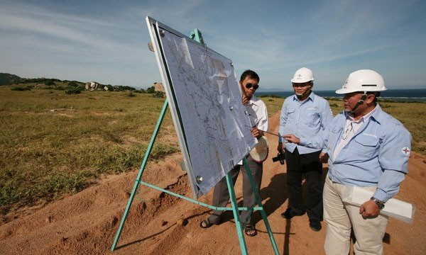 Đại diện Ban quản lý dự án điện hạt nhân Ninh Thuận giới thiệu mặt bằng thực hiện dự án. (Ảnh: TTXVN)