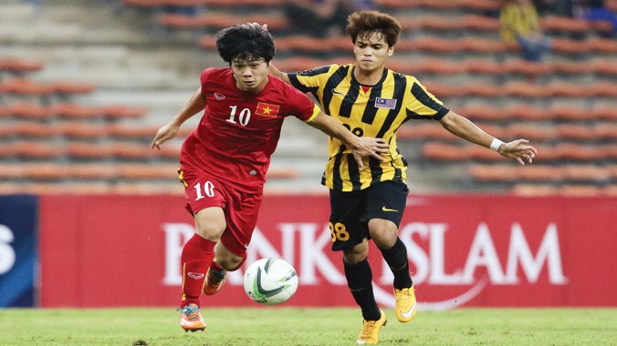 Mặc dù thua ĐT U23 Việt Nam ở vòng loại giải U23 châu Á song các cầu thủ Malaysia (phải) không xem Việt Nam là đối thủ xứng tầm trong cuộc đua tới tấm HCV SEA Games 28. Ảnh: VSI