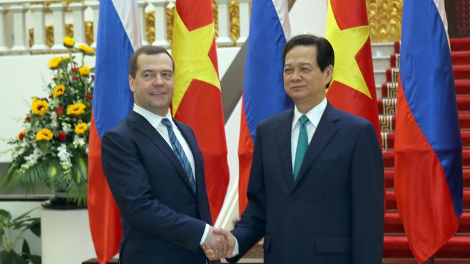 Thủ tướng Nguyễn Tấn Dũng và Thủ tướng Nga Dmitry Medvedev tại Hà Nội sáng 6/4/. Ảnh: Như Ý