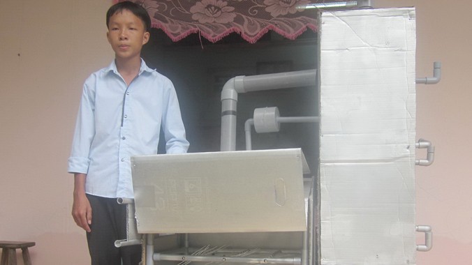 Nguyễn Nhật Minh bên lò đốt rác thân thiện với môi trường