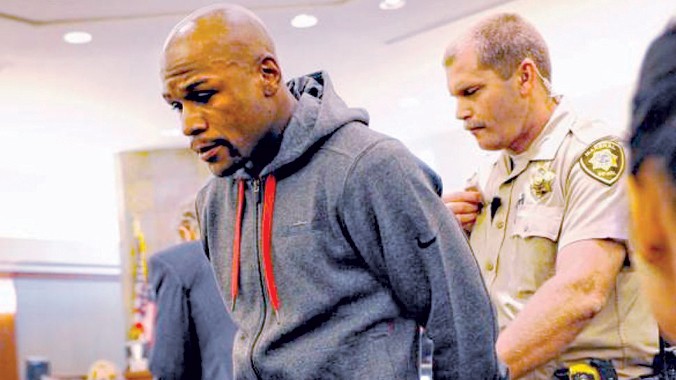 Floyd Mayweather bị bắt trong vụ hành hung bạn gái cũ Josie Harris. Ảnh: Getty Images