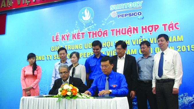 Ông Shekhar Mundlay - Tổng Giám đốc Công ty Suntory PepsiCo Việt Nam và ông Lê Quốc Phong - Chủ tịch Hội SVVN ký kết thỏa thuận hợp tác